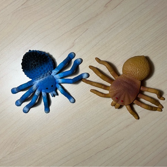 NWT Two Giant Tarantula Spiders Halloween Decoration Rubber Decor - Picture 2 of 6